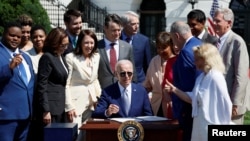 美国总统拜登2022年8月9日在白宫南草坪将《2022年芯片与科学法案》签署成法律。（路透社）