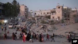 Warga Palestina yang mengungsi akibat serangan udara dan darat Israel di Jalur Gaza melarikan diri dari sebagian Khan Younis, menyusul perintah evakuasi, Senin, 1 Juli 2024. (Photo/ Jehad Alshrafi)