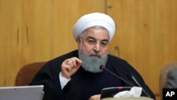 Presiden Iran Hassan Rouhani pada rapat kabinet di Teheran, 31 Desember 2017. Setelah protes ekonomi di berbagai kota besar Iran, Presiden Rouhani mengatakan pada hari Minggu (21/1) bahwa rakyat berhak untuk protes, tapi demo tersebut seharusnya "tidak mengancam hidup dan keamanan rakyat banyak."