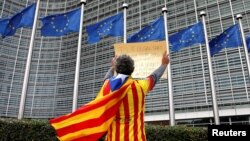 Arhiva - Katalanac Raimon Kastelvi ognut katalonskom separatističkom zastavom Estelada protestuje ispred sedišta Evropske komisije u Briselu nakon nedeljnog referenduma o nezavisnosti Katalonije, Belgija, 2. oktobar 2017. 
