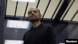 ARHIVA: Ruski opozicionar Vladimir Kara-Murza u sudu u Moskvi (Foto: REUTERS/Maxim Shemetov)