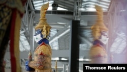 Patung tradisional Thailand berukuran raksasa di bandara Suvarnabhumi, Bangkok. (Foto: dok).