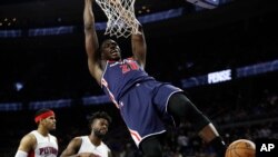 Centar Vizardsa Jan Mahinmi zakucava u drugoj četvrtini NBA utakmice protiv Detroit Pistonsa 