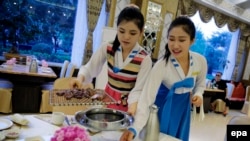 朝鲜服务员在朝鲜在北京开设的餐馆里工作。（2016年6月21日）
