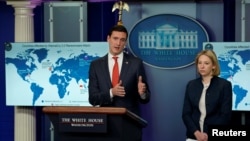 Penasihat Keamanan Dalam Negeri untuk Gedung Putih, Tom Bossert dan Asisten Kantor Keamanan Dalam Negeri Bidang Keamanan Siber dan Komunikasi, Jeanette Manfra dalam konferensi pers terkait Korea Utara dan serangan siber WannaCry, di Gedung Putih di Washington, AS, 19 Desember 2017. (Foto: dok).