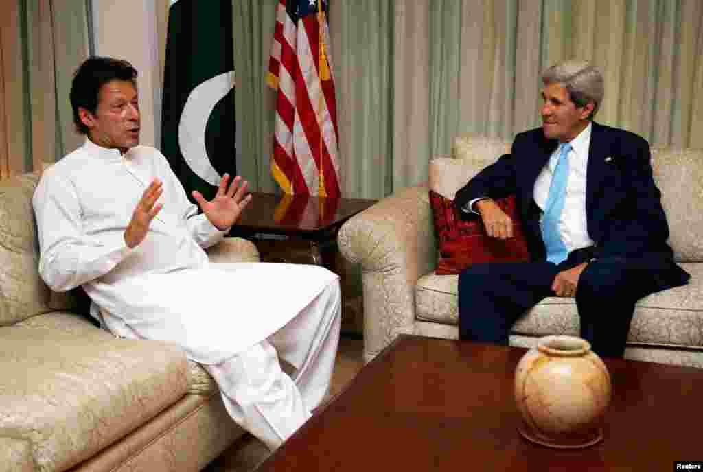 Secretary Kerry meets with Pakistan&#39;s opposition leader Imran Khan in Islamabad August 1, 2013. 