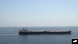 Sebuah kapal tanker tampak berlayar di Teluk Oman (foto: dok). Angkatan Laut Iran dilaporkan menyita sebuah kapal tanker pada hari Kamis (11/1). 