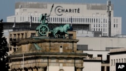 The Quadriga, di atas Gerbang Brandenburg yang terkenal di Jerman, di depan gedung pusat Charite, tempat pemimpin oposisi Rusia Alexei Navalny dirawat, di Berlin, Jerman, Senin, 14 September 2020. 