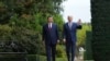 Presiden AS Joe Biden (kanan) dan Presiden China Xi Jinping berjalan beriringan di area taman di Filoli Estat di Woodside, California, pada 15 November 2023. Pertemuan keduanya berlangsung di sela KTT APEC. (Foto: Doug Mills/The New York Times via AP, Pool)
