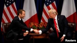Presiden AS Donald Trump (kanan) saat bertemu Presiden Perancis Emmanuel Macron di New York, 18 September 2017. (Foto: dok). 