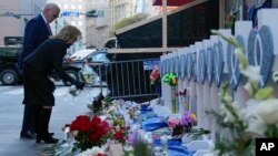 Presiden Joe Biden dan ibu negara Jill Biden meletakkan bunga di lokasi serangan teror maut dengan truk pada Tahun Baru 2025 di New Orleans, Senin 6 Januari 2025.