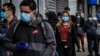 Warga di Sunset Park, salah satu kawasan di Brooklyn dengan populasi komunitas Meksiko dan Hispanik terbanyak, mengenakan masker antre masuk ke toko di tengah pandemi virus corona Covid-19, di New York, 5 Mei 2020.