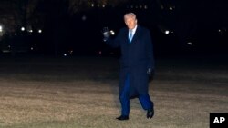 Predsjednik Donald Tramp ispred Bijele kuće u Vašingtonu, 19. februara 2025. (Foto: AP/Alex Brandon)