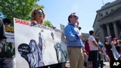 Para pengunjukrasa yang berkumpul untuk memprotes hukum Islam mengambil bagian dalam pawai hari Sabtu, 10 Juni 2017, di New York (foto: AP Photo/Craig Ruttle)