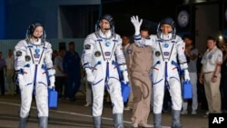 美国国家航空航天局的宇航员凯瑟琳·鲁宾、俄罗斯宇航员阿纳托利·伊万尼申和日本宇航员大西卓哉准备在哈萨克斯坦拜科努尔的俄罗斯航天发射场升空。（2016年7月7日）