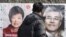 Một người dân dừng lại xem hình 2 ứng cử viên tổng thống Nam Triều Tiên Park Geun-hye (trái), và Moon Jae-in