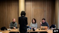 2018年10月7日被中国国家监委扣押和调查的国际刑警组织主席孟宏伟的妻子格蕾丝·孟在法国里昂举行记者会，背对摄影机。