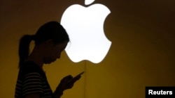 2013年9月10日上海苹果公司商店前一位女士查看手机屏幕