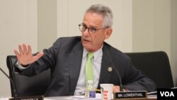 រូបឯកសារ៖ សមាជិក​សភា​លោក Alan Lowenthal នៃ​គណបក្ស​ប្រជាធិបតេយ្យ​មក​ពី​រដ្ឋ California ថ្លែង​នៅ​ឯ​សវនាការ​សាធារណៈ​មួយរបស់​អនុ​គណៈកម្មការ​ទទួល​បន្ទុក​តំបន់​អាស៊ីប៉ាស៊ីហ្វិក​នៃ​គណៈកម្មការការ​បរទេស​របស់​សភាជាតិ​អាមេរិក​កាល​ពី​ថ្ងៃ​ទី​១២​ខែ​ធ្នូ​ឆ្នាំ២០១៧​។ (ស្រេង លក្ខិណា/VOA)