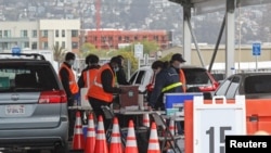 资料照片:美国联邦政府在加利福尼亚州奥克兰的一处新的大型疫苗接种中心准备新冠疫苗。(2021年2月16日)