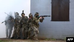 Ukrajinski vojnici na obuci koju vode britanske oružane snage u istočnoj Engleskoj, 24. februara 2024. (Foto: AFP/Henry Nichols) 