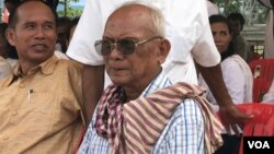 In this photo taken on Aug. 9, 2019, Meas Muth, former Khmer Rouge naval commander, attended Nuon Chea's funeral at Prum Kiri Morokot Buddhist Temple in Pailin Province, Cambodia. (Aun Chhengpor/VOA Khmer)