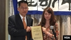 高智晟女儿耿格代父领奖，颁奖者为北京之春发行人于大海 (美国之音方冰拍摄)