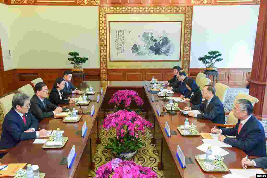 中国国务委员杨洁篪等人在北京钓鱼台国宾馆同到访的韩国国家安保室长郑义溶(左二)和韩国驻华大使卢英敏会谈(2018年3月12日)。
