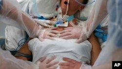 Broj hospitalizacija u Americi je u porastu od kraja decembra 2021. pošto je omikron nadmašio delta varijantu kao dominantnu vrstu koronavirusa u Sjedinjenim Državama. (Foto: AP/Daniel Cole)