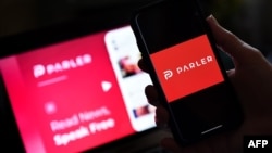 Obrazloženje suspenzije aplikacije, koju za komuniciranje koriste konzervativni krugovi, bilo je to što dozvoljava objave koje ohrabruju nasilje. (Foto: AFP)