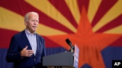 Joe Biden saat berkampanye di Carpenters Local Union 1912 di Phoenix, Arizona, 8 Oktober 2020. (Foto: dok).