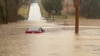 Sebuah mobil terendam banjir di sebuah jalanan di wilayah Bowling Green, Kentucky, pada 15 Februari 2025. (Foto: Warren County Sheriff's Office via AP)