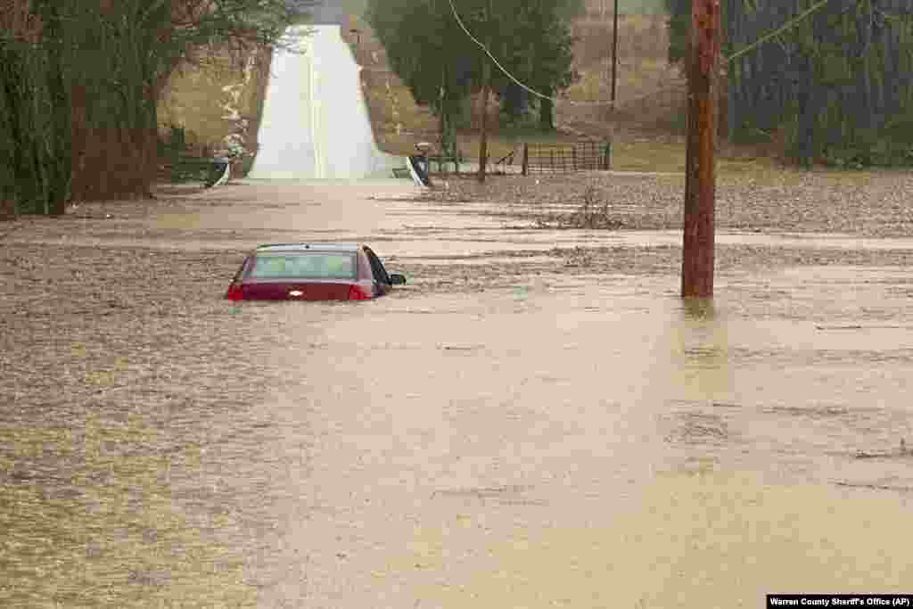 بارانونو او سیلابونو د متحدو ایالتونو د کنټکي په ایالت کې خلکو ته زیانونه رسولي.