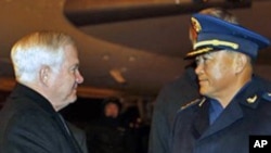 美国国防部长盖茨(左)在北京机场受到马晓天(中)付总参谋长的欢迎