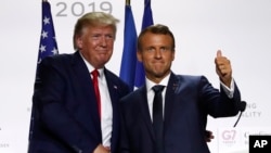 Presiden AS Donald Trump dan Presiden Perancis Emmanuel Macron bersalaman setelah konferensi pers bersama pada KTT G7 di Biarritz, Perancis, 26 Agustus 2019. 