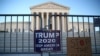 Pendukung Presiden AS Donald Trump menggantungkan tulisan di luar gedung Mahkamah Agung AS di Washington, AS, 10 November 2020. (Foto: REUTERS/Hannah McKay)