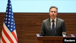 រដ្ឋមន្ត្រី​ការបរទេស​សហរដ្ឋ​អាមេរិក​លោក Antony Blinken ចូល​រួម​សន្និសីទ​សារព័ត៌មាន​ជាមួយនាយក​រដ្ឋ​មន្ត្រី​កាតា​​និង​រដ្ឋមន្ត្រី​ការបរទេស​កាតា​ក្នុង​ទីក្រុង​ Doha ប្រទេស​កាតា​កាលពីថ្ងៃទី​០៦ កុម្ភៈ ឆ្នាំ២០២៤