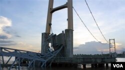 Jembatan Kutai Kertanegara di Tenggarong, Kaltim yang ambruk (26/11). Pemerintah mengalokasikan hampir 50 persen dari dana pembangunan infrastruktur yang mencapai Rp. 62 Triliyun untuk pembangunan jalan dan jembatan.