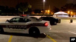 Rekaman polisi menandai tempat di mana sedikitnya 5 orang ditembak Rabu, 22 Juli 2009. Setidaknya satu orang tewas dan beberapa lainnya terluka, Kamis (8/4), seorang pria bersenjata melepas tembakan ke sebuah toko di Texas tengah. (Foto: AP)