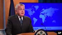 Vršilac dužnosti američkog državnog sekretara Džon Saliven tokom današnjeg predstavljanja izveštaja (Foto: Susan Walsh/AP) 