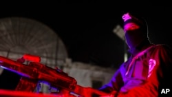 Pripadnik sirijskih vladinih snaga raspoređen u sklopu pojačanog obezbeđenja u Damasku, 6. marta 2025. U napadu naoružanih napadača u četvrtak kasno u četvrtak u Džabli, u Siriji, poginulo je više od deset pripadnika obezbeđenja, izvestili su izvori.