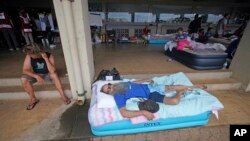 Tomas Leonard leži na dušeku ispred skloništa (Foto: AP/Rick Bowmer)