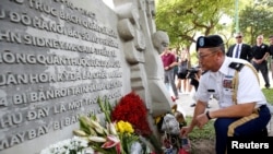 美国驻越南大使馆的武官 Ton Tuan 2018年8月27日在河内的麦凯恩纪念馆向已故的美国参议员约翰·麦凯恩（R-AZ）表示敬意。