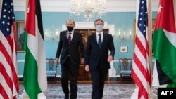 Menteri Luar Negeri AS Antony Blinken (kanan) dan Menteri Luar Negeri Yordania Ayman Safadi (kiri) tiba untuk konferensi pers menjelang pertemuan di Departemen Luar Negeri AS di Washington, 10 Mei 2021.