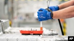 ARHIVA - Radnici u fabrici djelova za BMW automobile u Južnoj Karolini (Foto: AP/Sean Rayford)