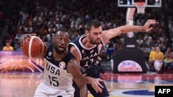 Kemba Wlaker (G) mosani ya USA aleki Evangelos Matzans ya Grèce na lisano ya group K na Coupe du monde ya baskeball na Shenzhen, Chine, 7 septembre 2019.