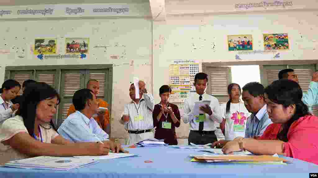 ក្រុម​មន្ត្រី​រៀបចំ​ការ​បោះឆ្នោត បាន​ប្រមូល និង​រាប់​សន្លឹក​ឆ្នោត នៅ​ការិយាល័យ​បោះឆ្នោតក្នុង​សាលា​បឋមសិក្សា​ស្លាកែត នៅ​ថ្ងៃ​ទី៤ ខែ​មិថុនា ឆ្នាំ២០១៧។ (អ៊ិត សូធឿត/VOA)