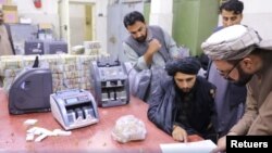 Rezim Taliban menyita jutaan dolar dari mantan pejabat tinggi Afghanistan (foto: ilustrasi). 