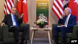 조 바이든(오른쪽) 미국 대통령과 레제프 타이이프 에르도안 튀르키예 대통령이 11일 리투아니아 수도 빌뉴스에서 회담하고 있다. 