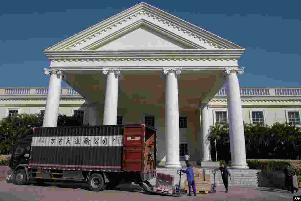 2018年12月18日在中国广东省深圳市华为全球总部内,工人从卡车上卸载设备和材料。有网民问“华为为啥能上推特我们不行?”